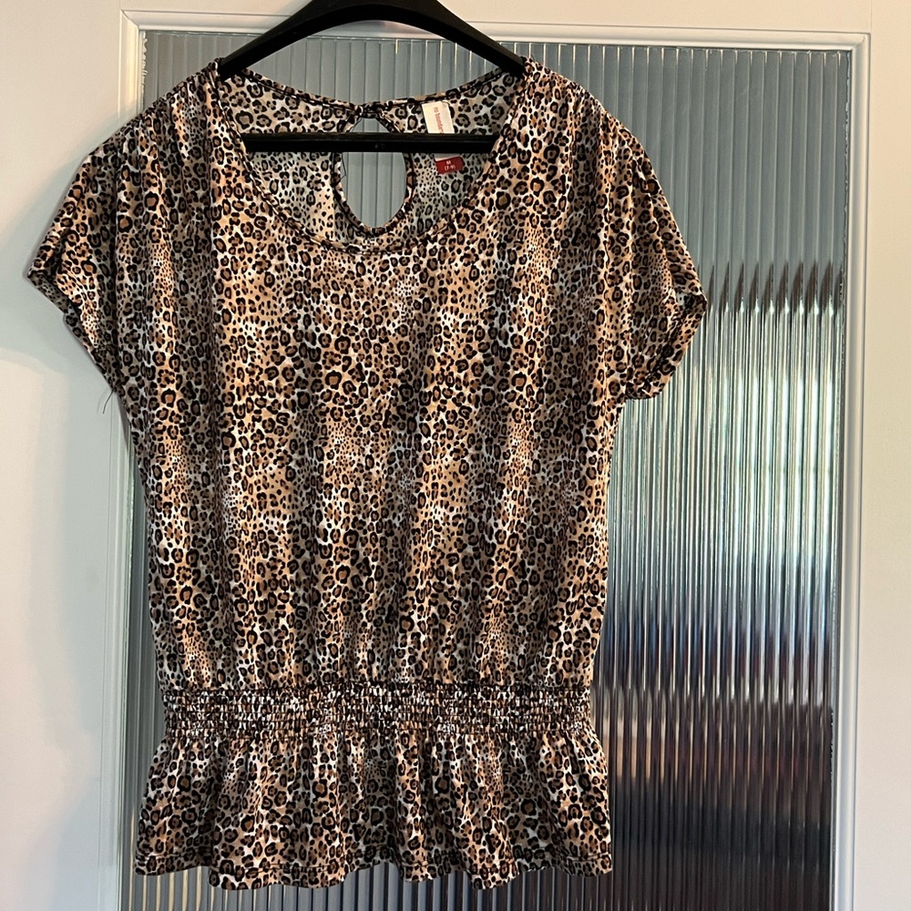 Jr’s size M. Cheetah print top. Excellent condition